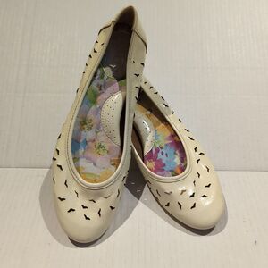 Born Patent Leather Ballet Flats Womens 7.5 Beige Cutout Comfort